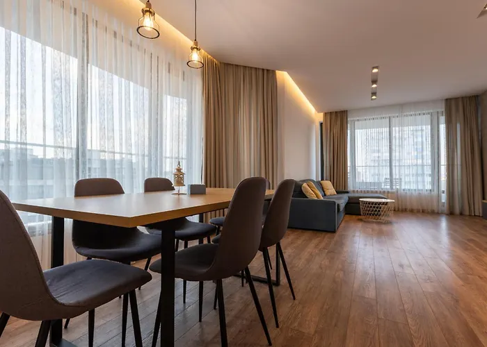 Spacious, Free Parking, 3min Beach, Flora Panorama شقة