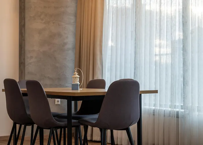 Апартамент Spacious, Free Parking, 3min Beach, Flora Panorama Бургас